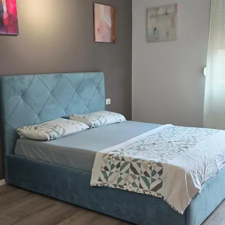 Modern Flat In Center דירה *