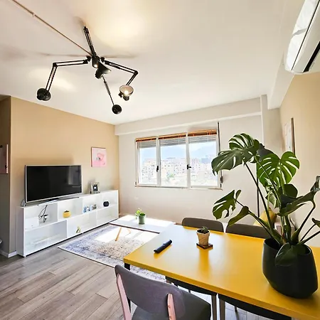 Modern Flat In Center 地拉那