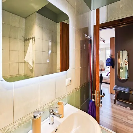 Modern Flat In Center * 地拉那